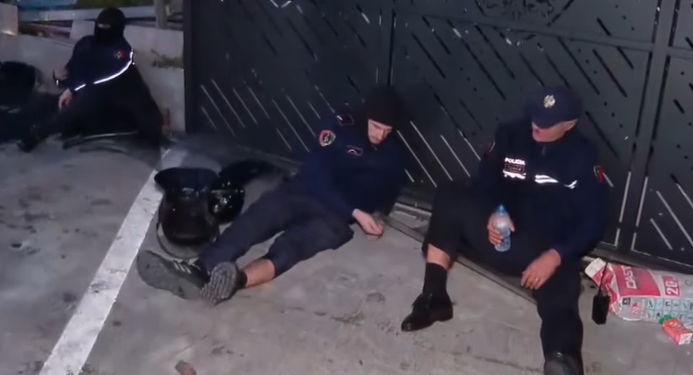 Pamje dramatike në Komisariatin nr.3, punonjës policie të shtrirë në tokë- disa të plagosur