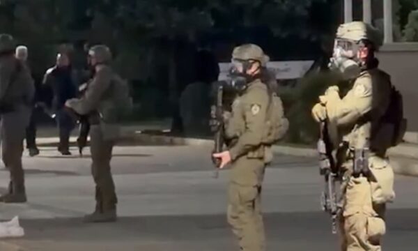 RENEA e merr në mbrojtje objektin e Kryeministrisë pas përplasjeve mes policisë dhe protestuesve