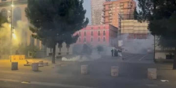 Tensionohet situata në Tiranë: Policia hedh gaz lotsjellës, sulmohet me molotov Ministria e Brendshme