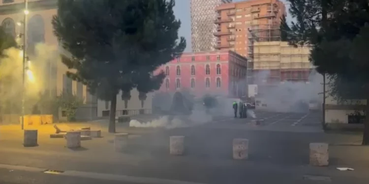 Tensionohet situata në Tiranë: Policia hedh gaz lotsjellës, sulmohet me molotov Ministria e Brendshme