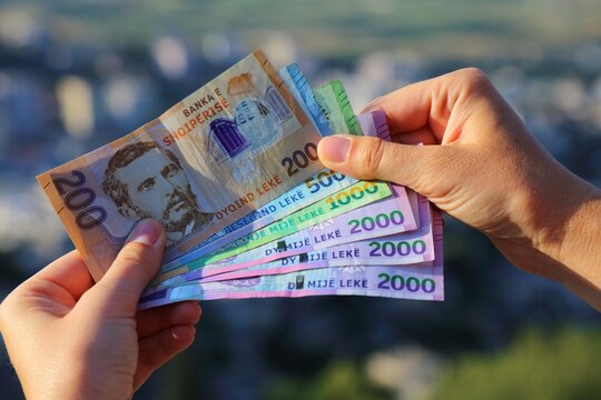“Mrekulli shqiptare”: Pas 1 jave protesta të dhunshme, Leku forcohet edhe më shumë