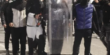U përplasën te Kryeministria, të rinjtë i marrin mburojën dhe sprajin me piper policisë dhe i rrinë përballë