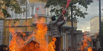 Tensionohet situata përpara Ministrisë së Arsimit në Tiranë, protestuesit i vendosin flakën kazanëve të plehrave, ndizen edhe tymuese
