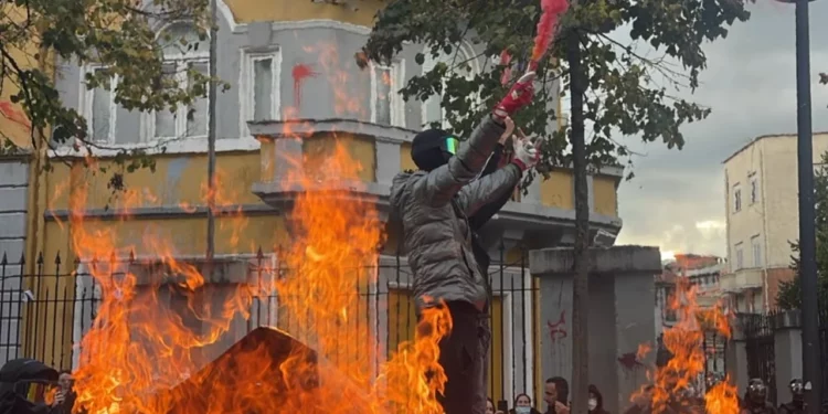 Tensionohet situata përpara Ministrisë së Arsimit në Tiranë, protestuesit i vendosin flakën kazanëve të plehrave, ndizen edhe tymuese