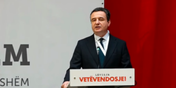 Kurti i flet Tiranës: Të ndërtohet demokraci që i qëndron trysnisë së kapitalizmit e që s’i përkulet oligarkisë – VV s’ka dorë në protesta