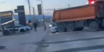 Përplasje mes veturës dhe kamionit në Klinë, një person përfundon në spital