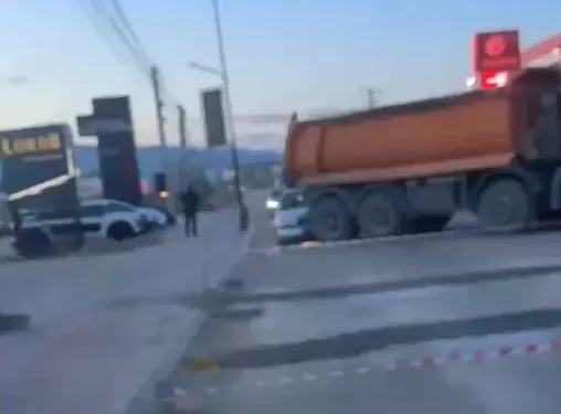 Përplasje mes veturës dhe kamionit në Klinë, një person përfundon në spital