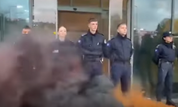 “Dorëheqje”: Dita e tretë e protestës për rastin e Arlinda Zekajt, hedhen tymues para Ministrisë së Gërvallës