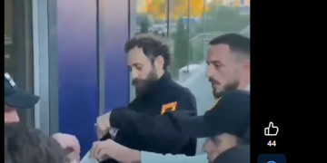 Momenti kur Çlirim Haziri dhe fëmijët e dëshmorëve dorëzojnë në Qeveri 120 dosje me emra të deputetëve: “Votojeni ligjin”