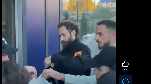 Momenti kur Çlirim Haziri dhe fëmijët e dëshmorëve dorëzojnë në Qeveri 120 dosje me emra të deputetëve: “Votojeni ligjin”