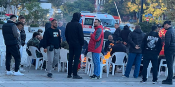 Protestuesit në shesh, në pritje të miratimit të Ligjit për Specialen dhe seancës së Kuvendit