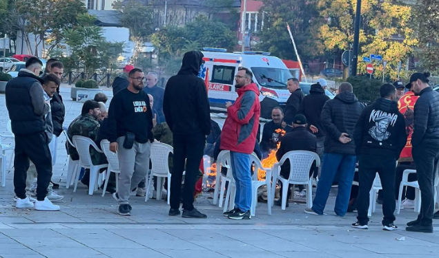 Protestuesit në shesh, në pritje të miratimit të Ligjit për Specialen dhe seancës së Kuvendit