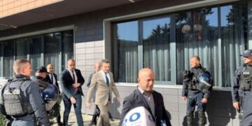 Kurti kalon afër protestuesve që janë mbledhur te Kuvendi, turma ia kërkon votën e VV-së për Specialen