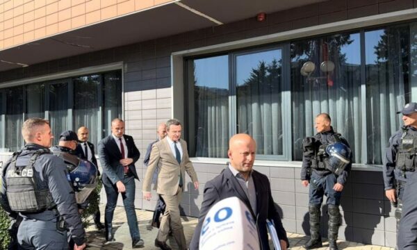 Kurti kalon afër protestuesve që janë mbledhur te Kuvendi, turma ia kërkon votën e VV-së për Specialen
