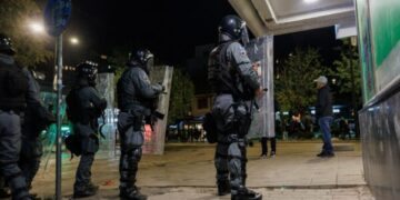 Policia: 20 zyrtarë të lënduar në protestën e mbrëmshme, sot do të ketë masa të shtuara sigurie