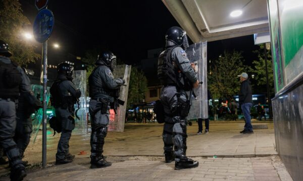 Policia: 20 zyrtarë të lënduar në protestën e mbrëmshme, sot do të ketë masa të shtuara sigurie