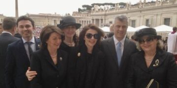 Fotografi ikonike: Hashim Thaçi, Justina Pula, Atifete Jahjaga në Vatikan