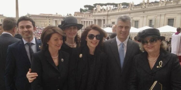 Fotografi ikonike: Hashim Thaçi, Justina Pula, Atifete Jahjaga në Vatikan