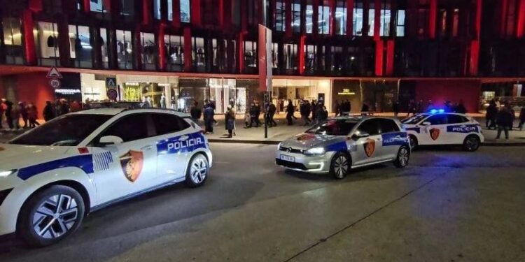 Derbi “blindon” kryeqytetin shqiptar, policia bllokon disa akse rrugore dhe përcakton itineraret për tifozët e Partizanit dhe Tiranës