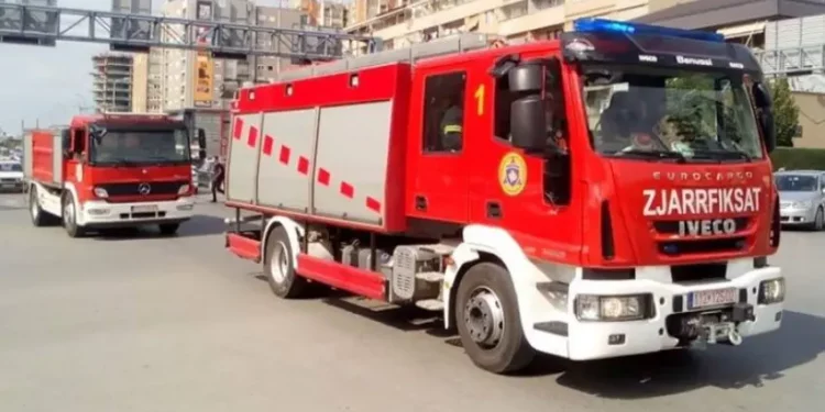 “Shpërtheu në banjo” – Një banesë në Prishtinë përfshihet nga flakët, banorët të shqetësuar