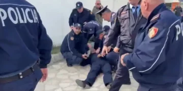 Protestuesit e goditën me gur në kokë, në gjendje të rëndë komandanti i forcave të rendit në Shkodër