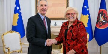 Presidentja pret në takim profesorin amerikan, Joseph e përgëzon për detyrën dhe i uron suksese