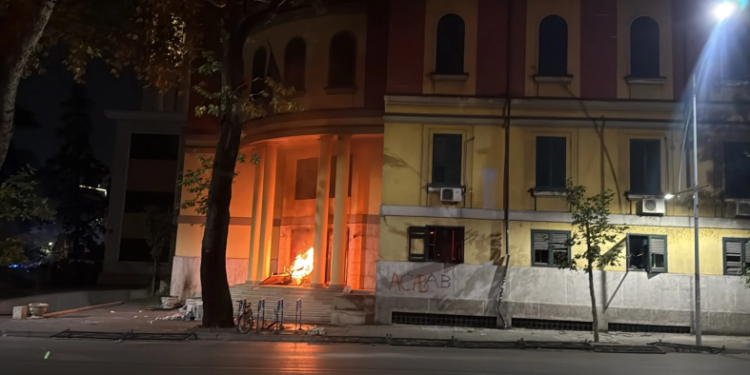 Protestuesit i vënë flakën Ministrisë së Financave në Tiranë