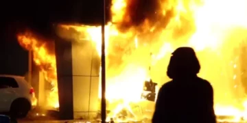 Dosje të djegura dhe ambient i shkatërruar, pamjet brenda Gjykatës së Lartë në Tiranë, çfarë mbeti pas flakëve