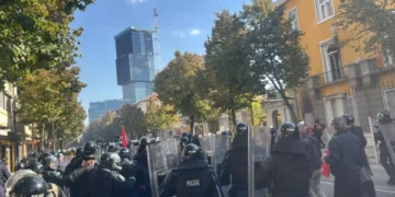 Përshkallëzohet situata te Ministria e Arsimit në Tiranë, protestuesit hedhin molotovë, policia përgjigjet me gaz lotsjellës dhe ujë