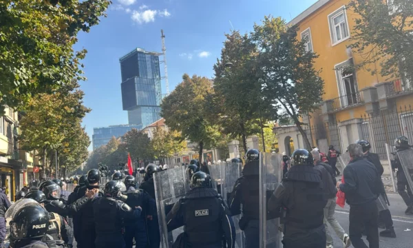 Përshkallëzohet situata te Ministria e Arsimit në Tiranë, protestuesit hedhin molotovë, policia përgjigjet me gaz lotsjellës dhe ujë