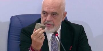 Rama merr sërish një gur në takimin me drejtorët e shkollave: Është objekti që ndan të drejtën e protestës nga ajo e shtetit
