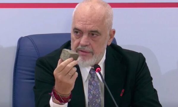 Rama merr sërish një gur në takimin me drejtorët e shkollave: Është objekti që ndan të drejtën e protestës nga ajo e shtetit