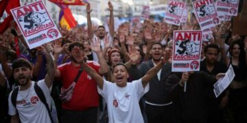 Protesta, dhu’në, shtetrrethim: Pse po rebelohet rinia e Europës?