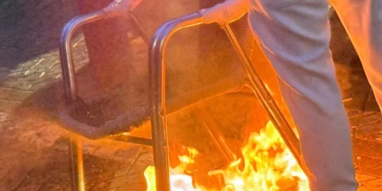 Pas shumë orësh qetësi, nisin tensionet e para, hidhen molotovë drejt kryeministrisë, protestuesit vendosin në flakë një karrige