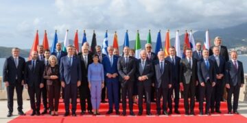 Foto familjare e Samitit të Procesit të Berlinit, Rama e Spajic afër Merzit e Kos-it, Kurti e Mickoski lihen në cep