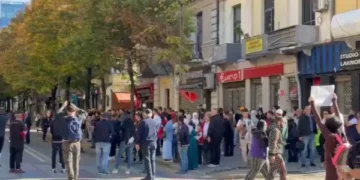 ”Vetëm studentet, Rama n’burg Berisha burg”, protestuesit nuk i mirëpresin militantët e PD te ministria e Arsimit