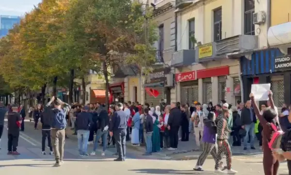 ”Vetëm studentet, Rama n’burg Berisha burg”, protestuesit nuk i mirëpresin militantët e PD te ministria e Arsimit