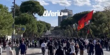“Poshtë diktatura”, mijëra protestues në Tiranë ia mësyejnë Kryeministrisë (VIDEO)