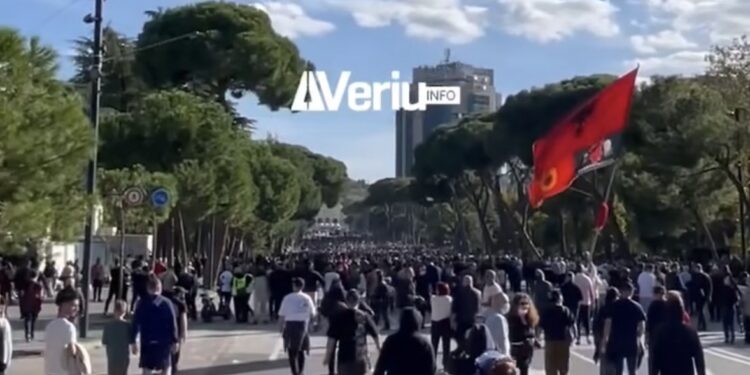 “Poshtë diktatura”, mijëra protestues në Tiranë ia mësyejnë Kryeministrisë (VIDEO)