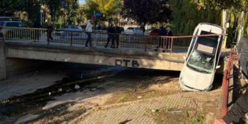 Vetaksident i rëndë në Vushtrri, vetura bie nga ura