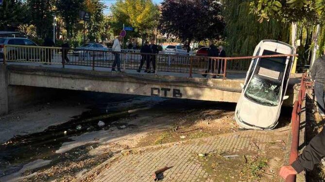Vetaksident i rëndë në Vushtrri, vetura bie nga ura