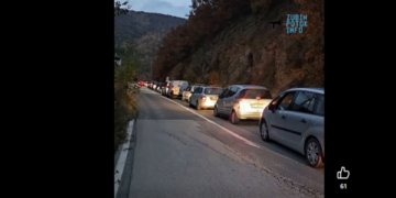 Kolonë e gjatë veturash në Bërnjak, serbë nga Kosova drejt Serbisë për të votuar