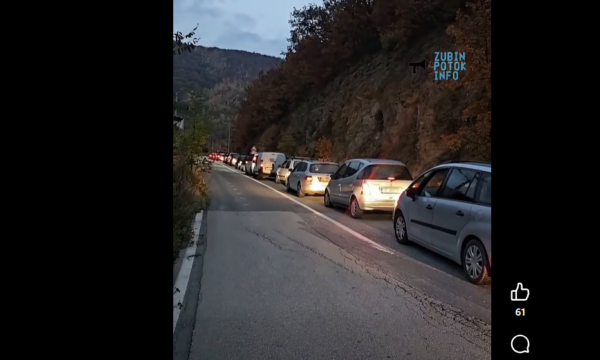 Kolonë e gjatë veturash në Bërnjak, serbë nga Kosova drejt Serbisë për të votuar