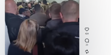 Pamje nga një qendër  në Rashkë ku po votojnë edhe serbët nga Kosova, dy gra alivanosen