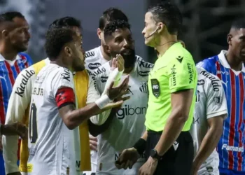 Neymar përjashtohet me karton të kuq dhe shpërthen në zemërim, tenton të sulmojë lojtarin e Bahias
