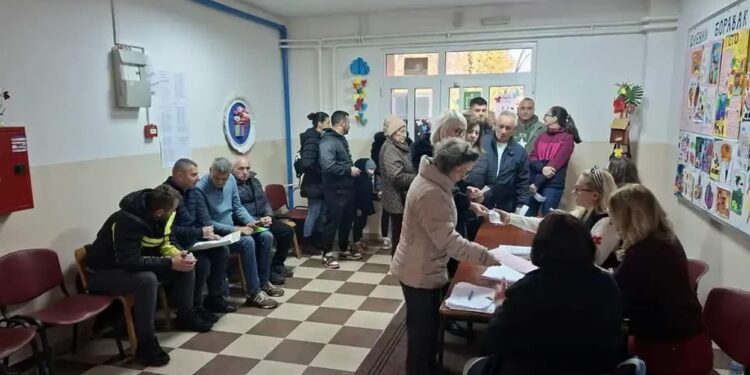Dyshime për blerje votash në Zajeçar të Serbisë, mbërrin policia në vendin e ngjarjes