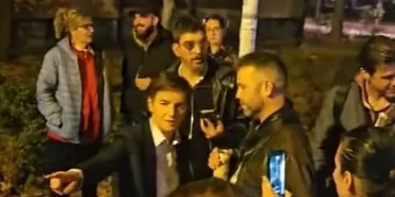 Kolaps brenda SNS-së: Momenti kur Brnabiq përplaset me qytetarët që festonin humbjen e Vuçiqit
