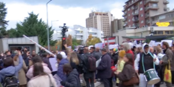 Protesta për Arlinda Zekaj: Protestuesit shkojnë te Ministria e Drejtësisë, kërkojnë dorëheqjen e Donika Gërvallës