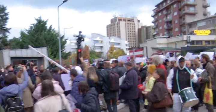 Protesta për Arlinda Zekaj: Protestuesit shkojnë te Ministria e Drejtësisë, kërkojnë dorëheqjen e Donika Gërvallës