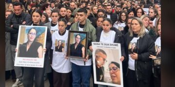 “Nana, të dua shumë”, pankarta emocionuse me foton e Arlindës me të birin